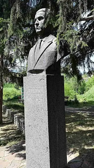 Паметник на Георги Русенов - Хвойна