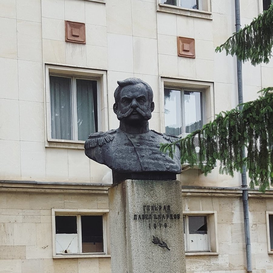 Бюст-паметник на ген. Павел Карцов - Троян