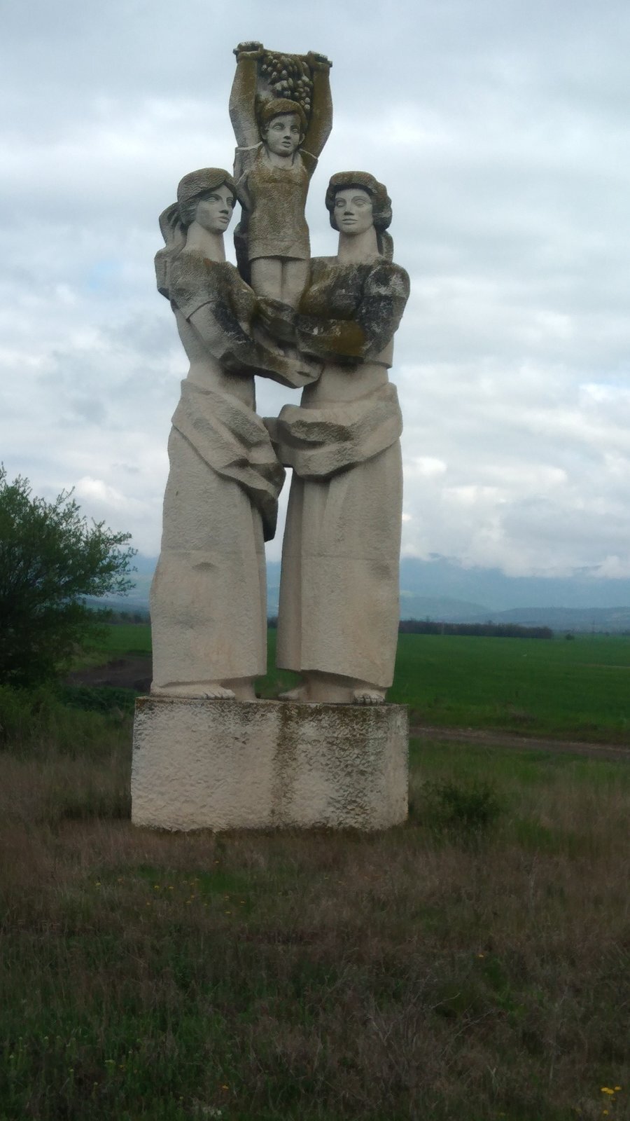 Паметник "Двете жени" - Брезово