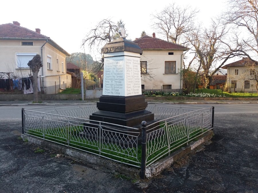 Паметник в чест към загиналите във войните - Априлци