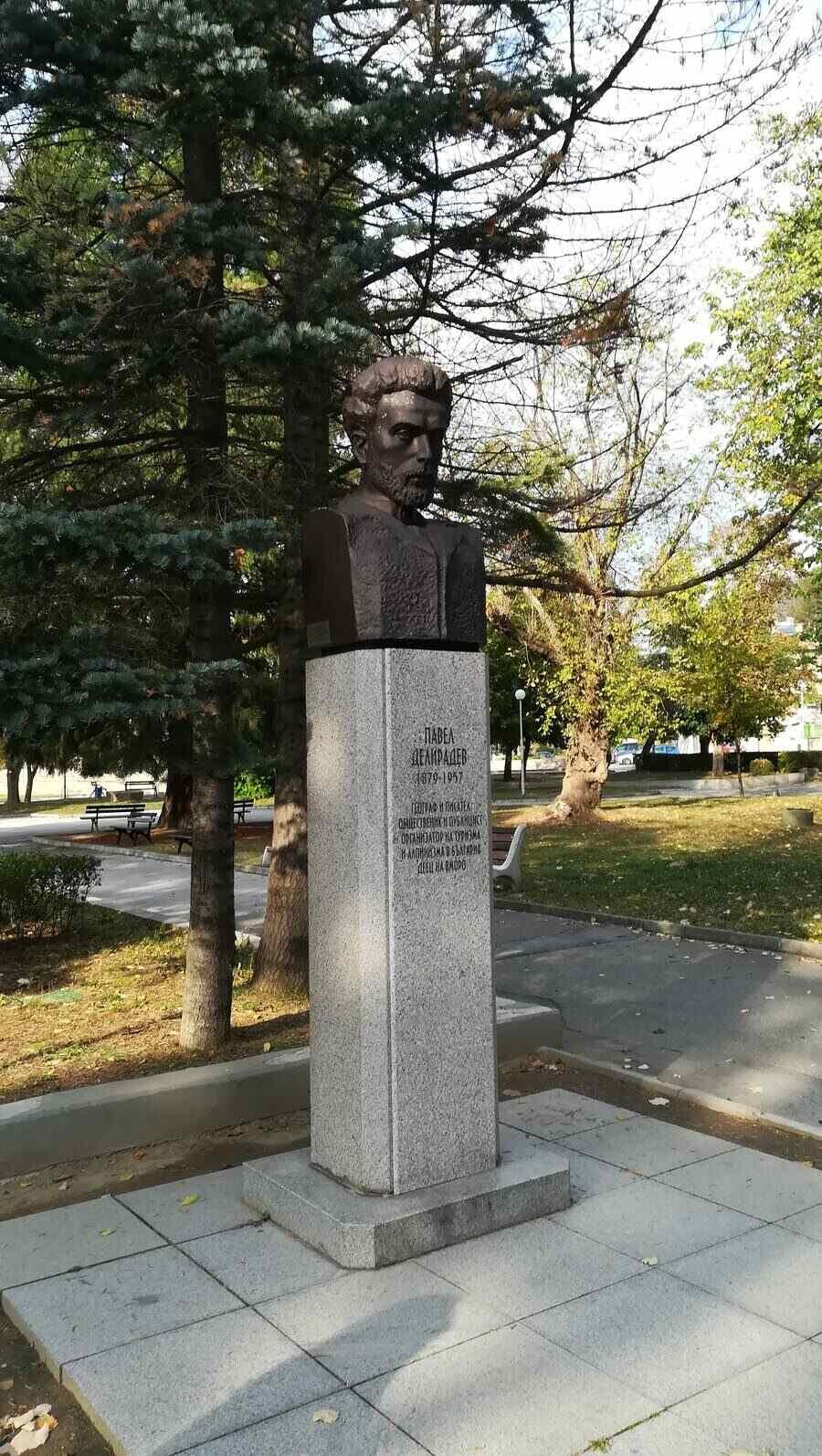 Паметник на Павел Делирадев