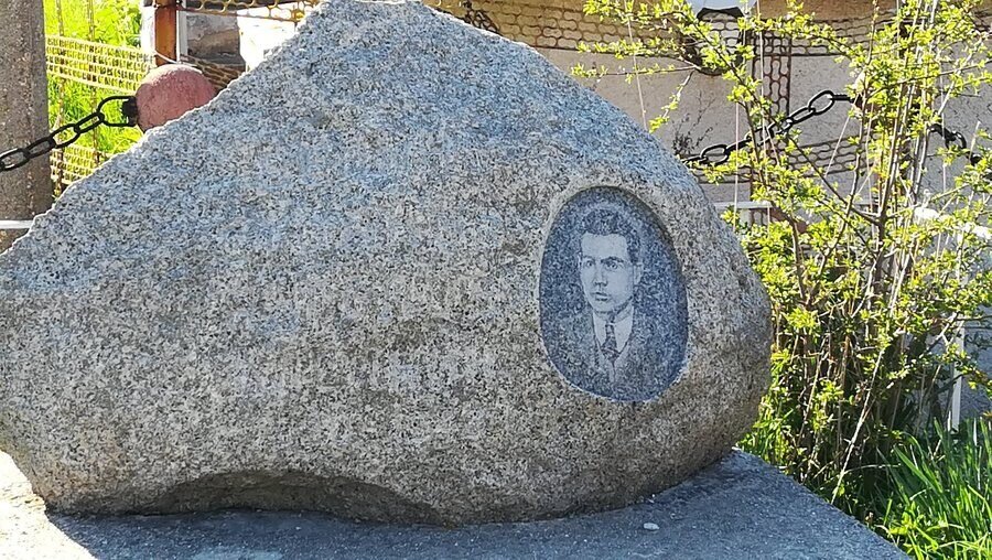 Паметник на Велин Стоянов Ангелов-Вельо - с.Велиново