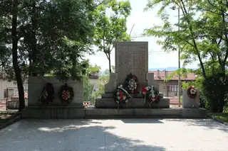 Паметник на загиналите във войните - Дупница