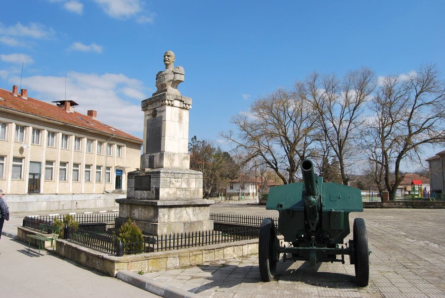 Паметникът на полковник Антон Дяков - с.Топчии