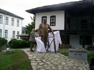 Паметник на Иван Хаджийски - Троян