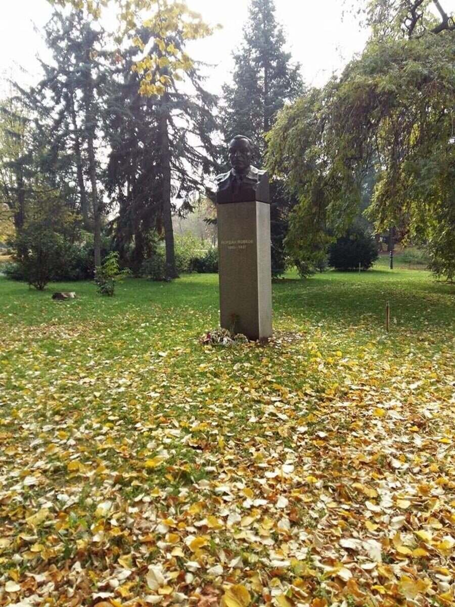 Паметник на Йордан Йовков - София