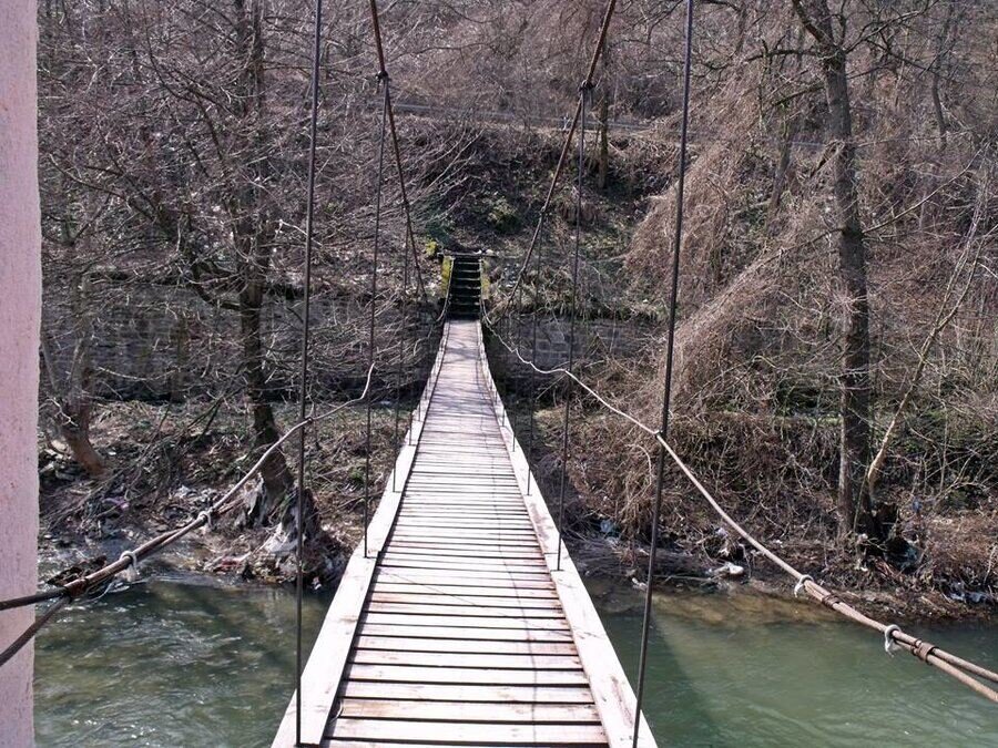 Въжен Мост - Тича