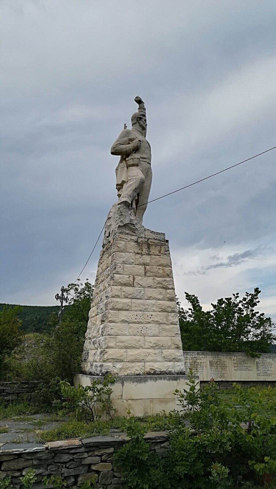 Антифашистки паметник - Храбрино