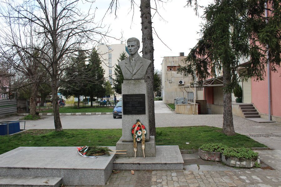 Паметник на Динко Петров (Юшан) - Мездра