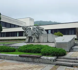 Паметник "Седмина музиканти и шест манифестанти" - Троян