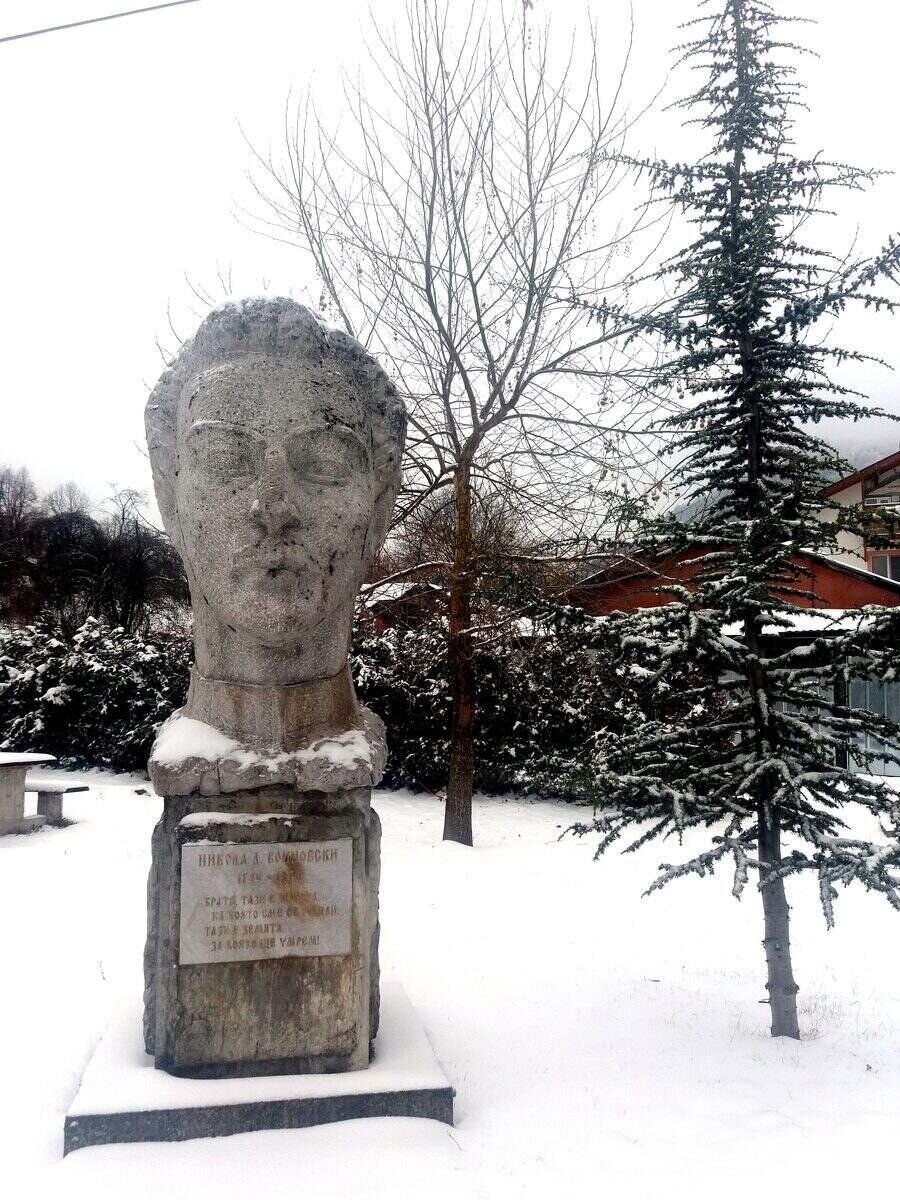 Бюст-паметник на Никола Войновски - с.Чифлик