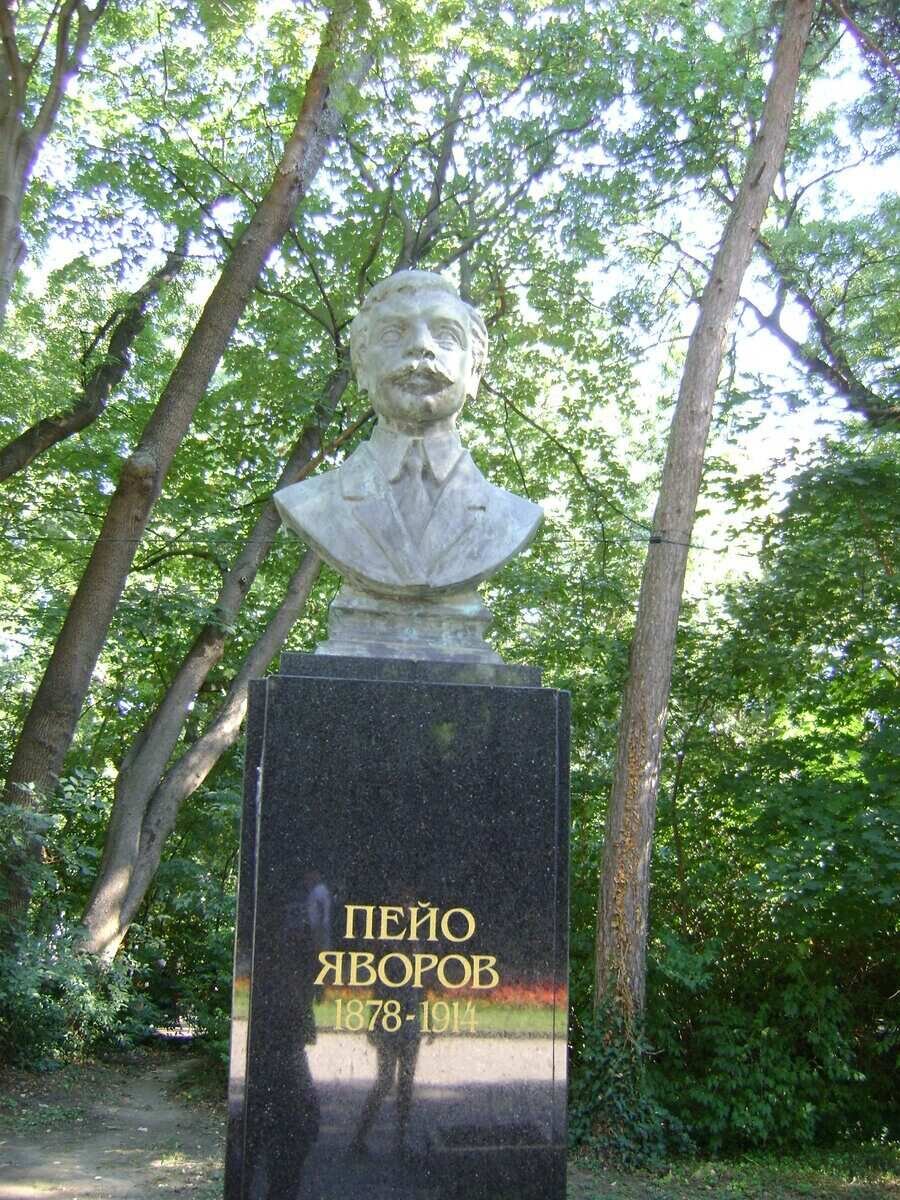 Паметник на П. К. Яворов - Варна