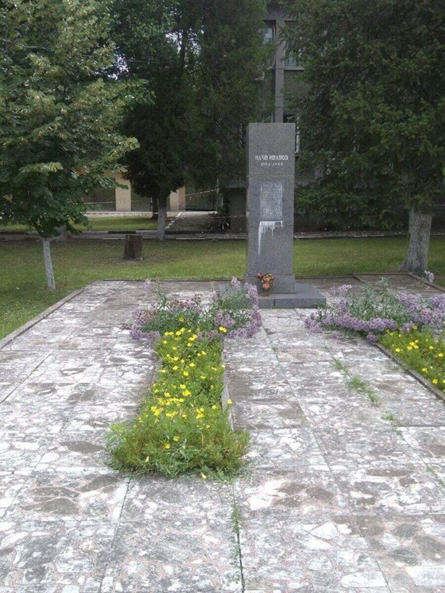 Паметник на Начо Иванов - с.Пет Могили