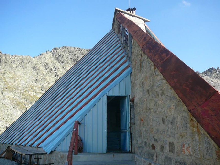 Хижа "Леденото езеро"