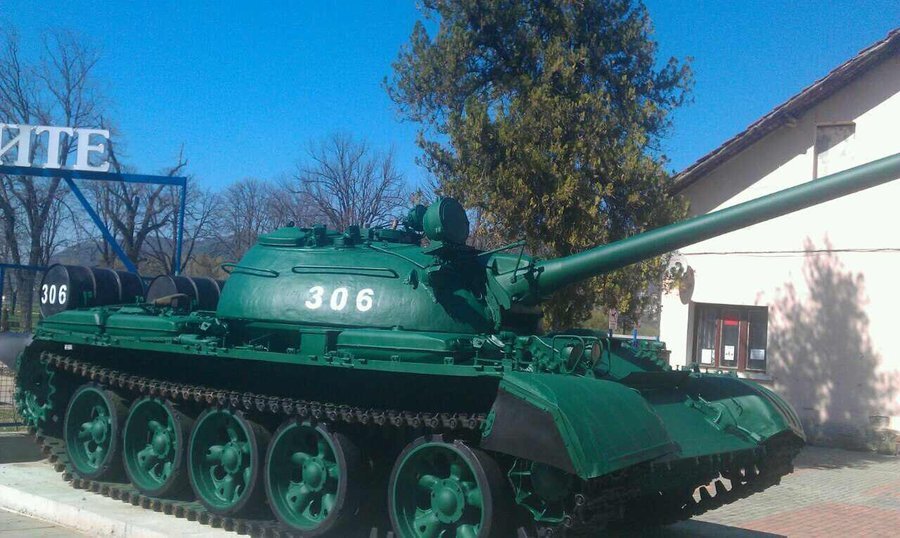 Танка пред парк "Казармите"- Севлиево