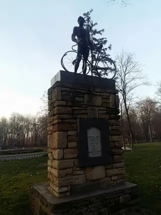 Паметник на колоездача - Ямбол