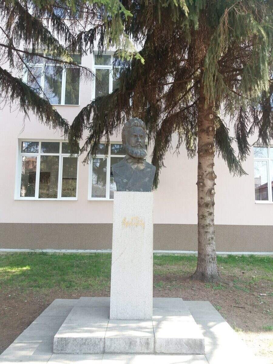 Бюст-паметник на Христо Ботев - Севлиево