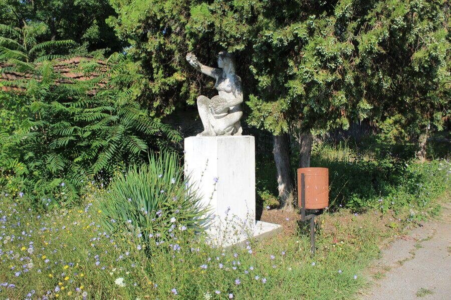 Паметник на гроздоберачката - с. Косово