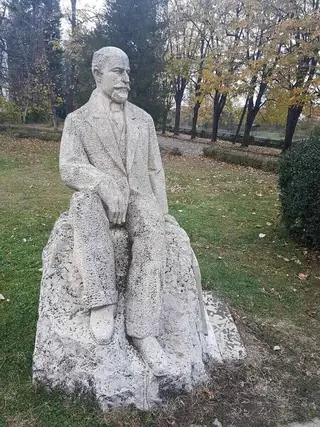 Паметник на д-р Дамян Иванов- Вършец