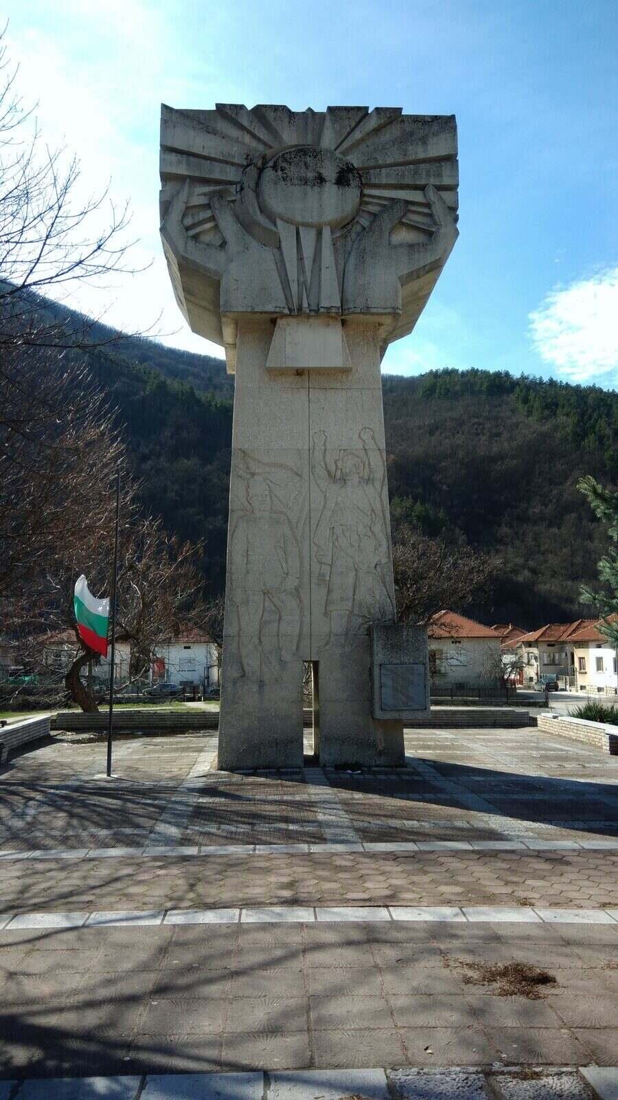 Паметник на загиналите във войните - с.Гложене