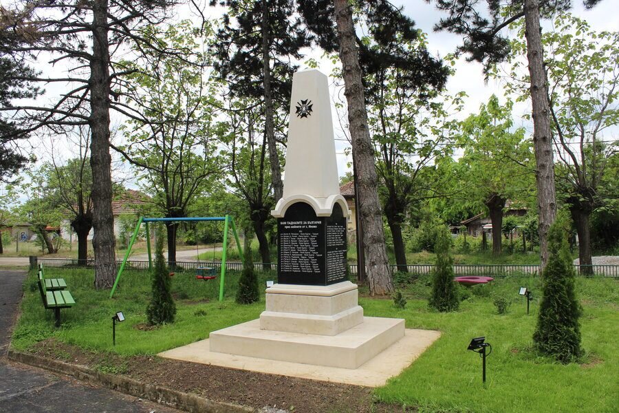 Паметник на загинали във войните - Иново