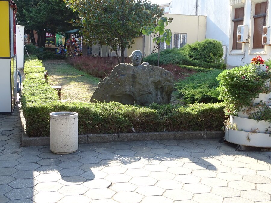 Скулптура "Орфей и Евредика" - Ахтопол