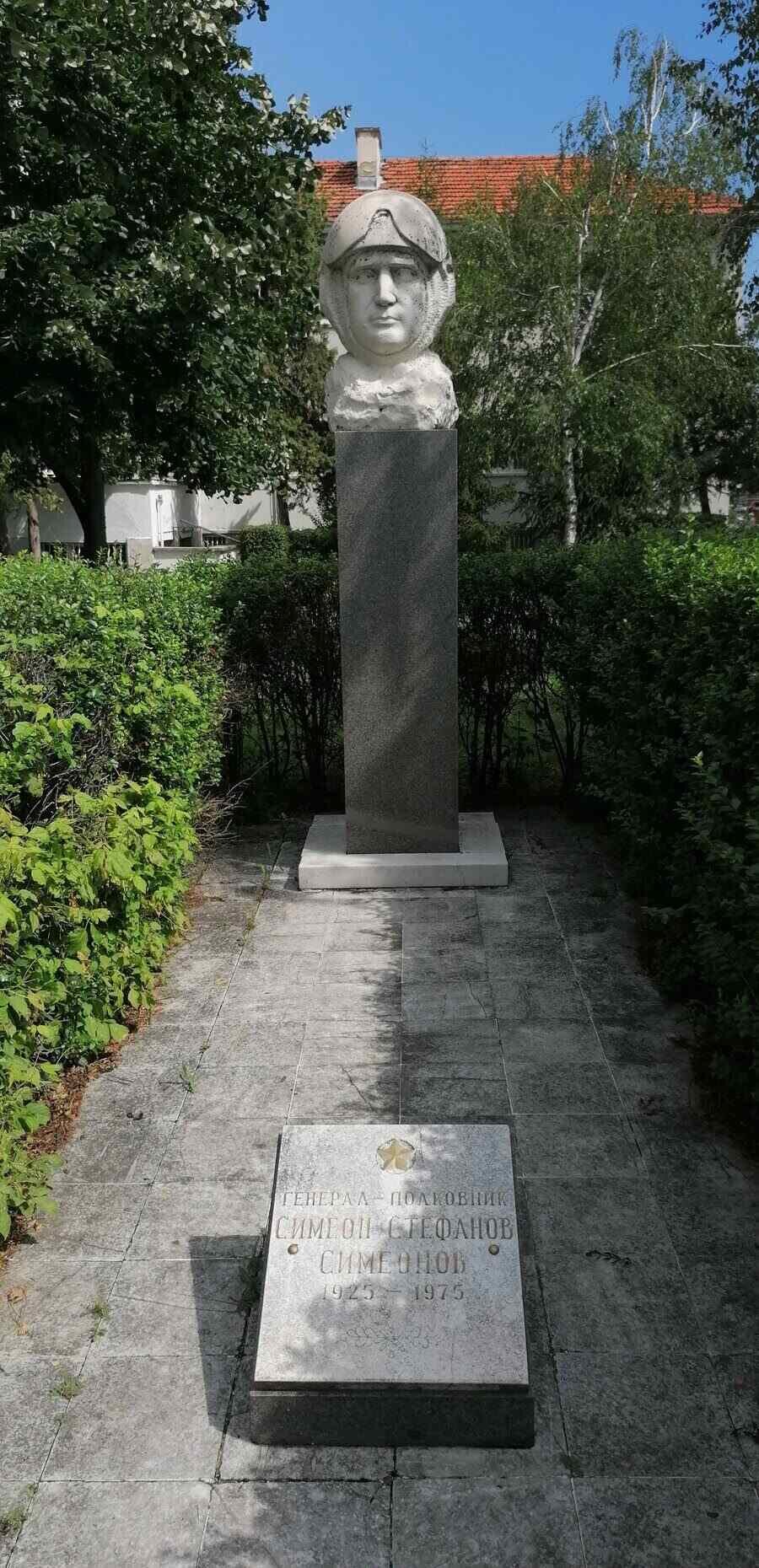 Паметник на генерал-полковник Симеон Симеонов