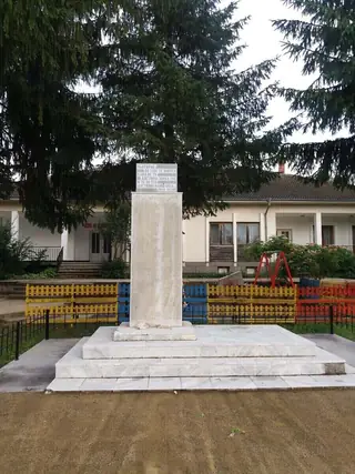 Паметник в чест на загиналите в Априлско въстание - с.Агатово