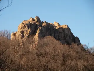 Природна забележителност "Пробитият камък" - Сърница