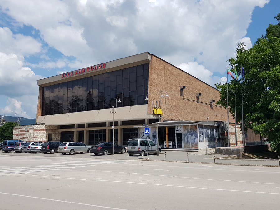 Спортна зала "Дан Колов" - Севлиево