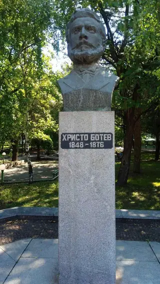 Бюст-паметник на Христо Ботев - Нови пазар