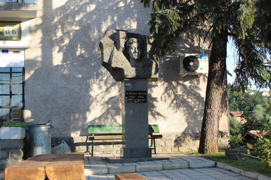 Паметник на Кирил Янев - Кладница