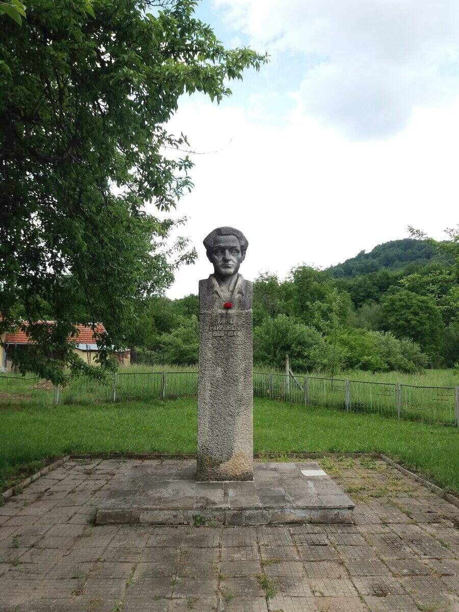 Паметник на Мичо Райковски - с.Горно Трапе