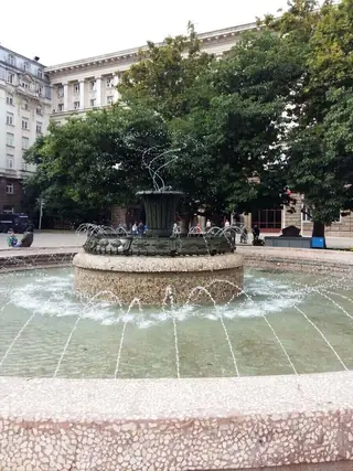 Фонтан пред сградата на Президентството - София