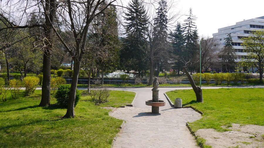 Чешмата с мечето - Сандански — снимка