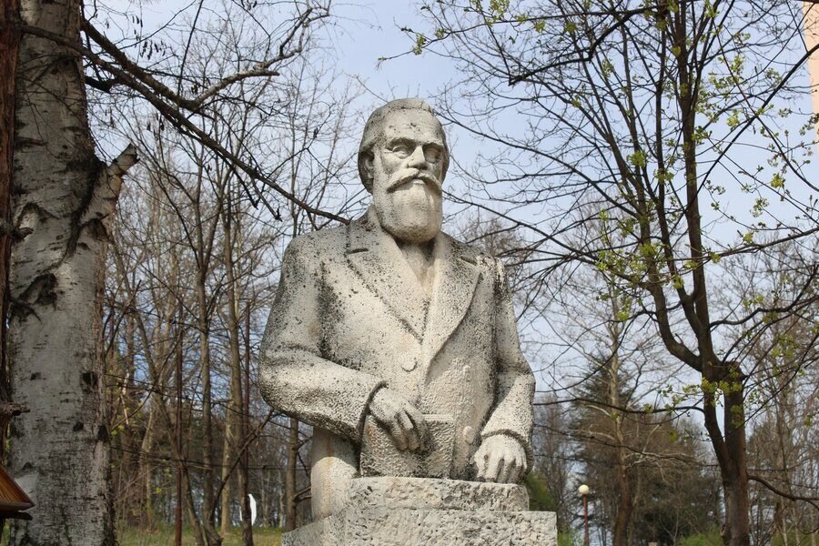 Паметник на Димитър Благоев - Мездра