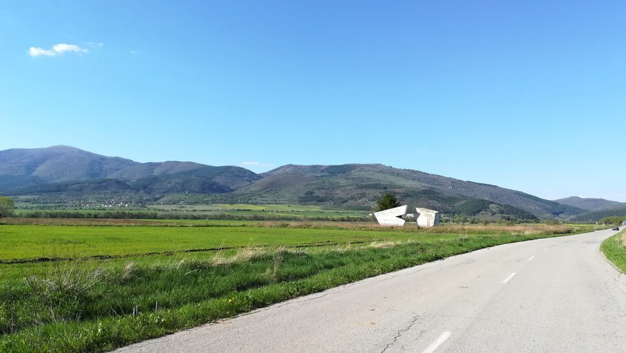 Антифашистки паметник - Трън