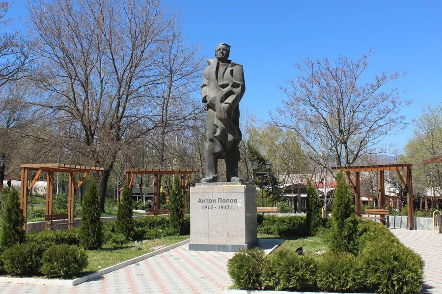 Паметник на Антон Попов - Петрич