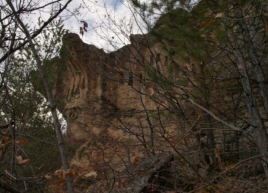 Скала с трапецовидни ниши под Дойранци
