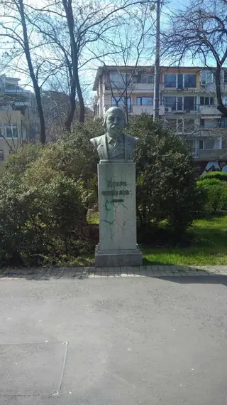 Паметник на Добри Чинтулов - Бургас