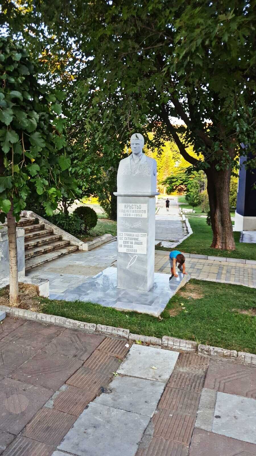 Паметник на Кръстьо Хаджииванов - Сандански — снимка