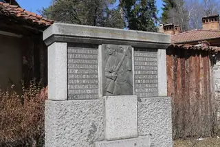 Барелеф в памет на обявяването на Априлското въстание - Копривщица