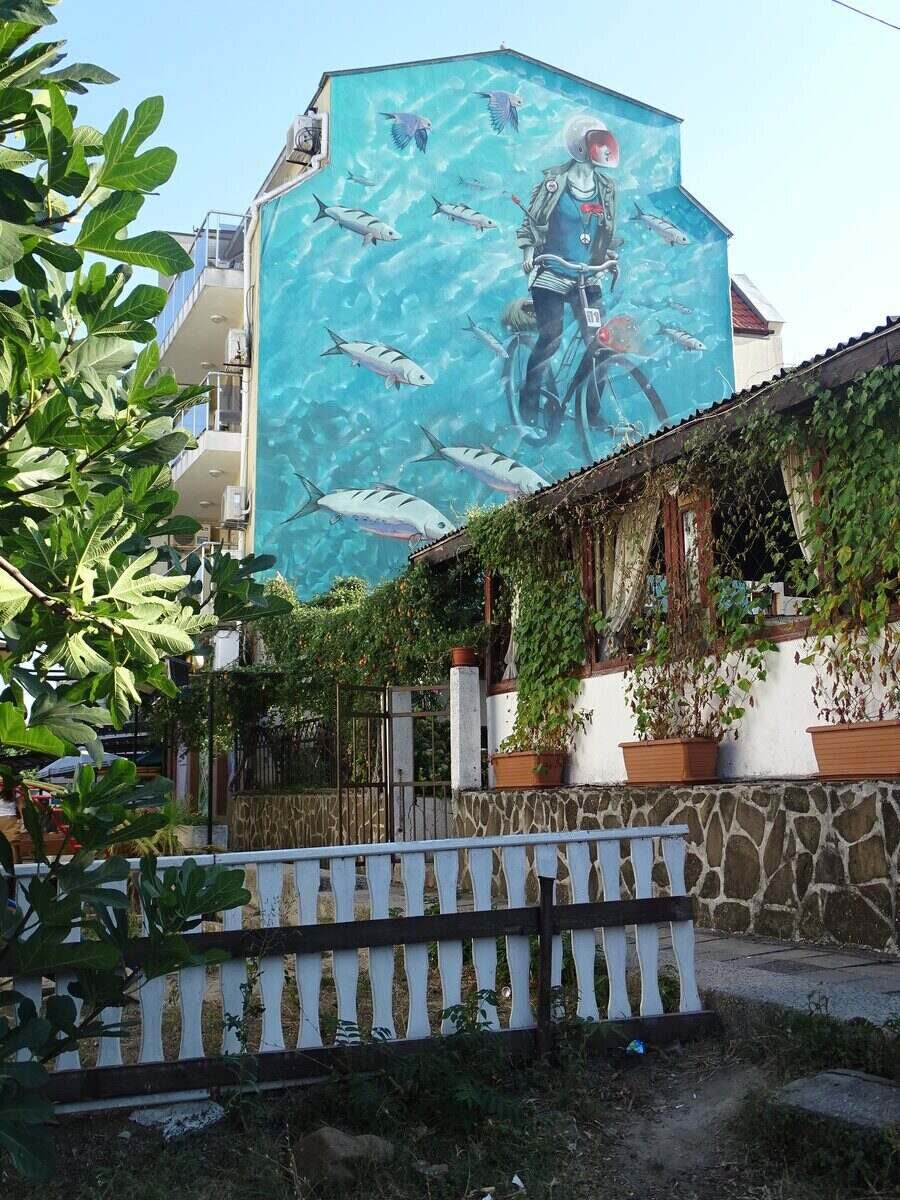 Графит "Момиче с колело" - Ахтопол