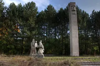 Мемориален паметник - Долна Диканя