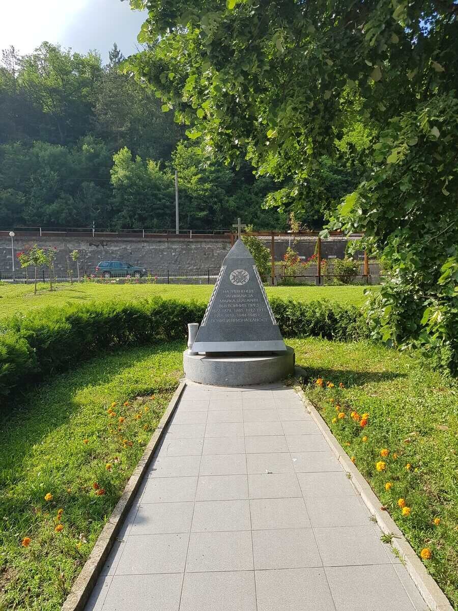Паметник на загиналите във войните - Трявна