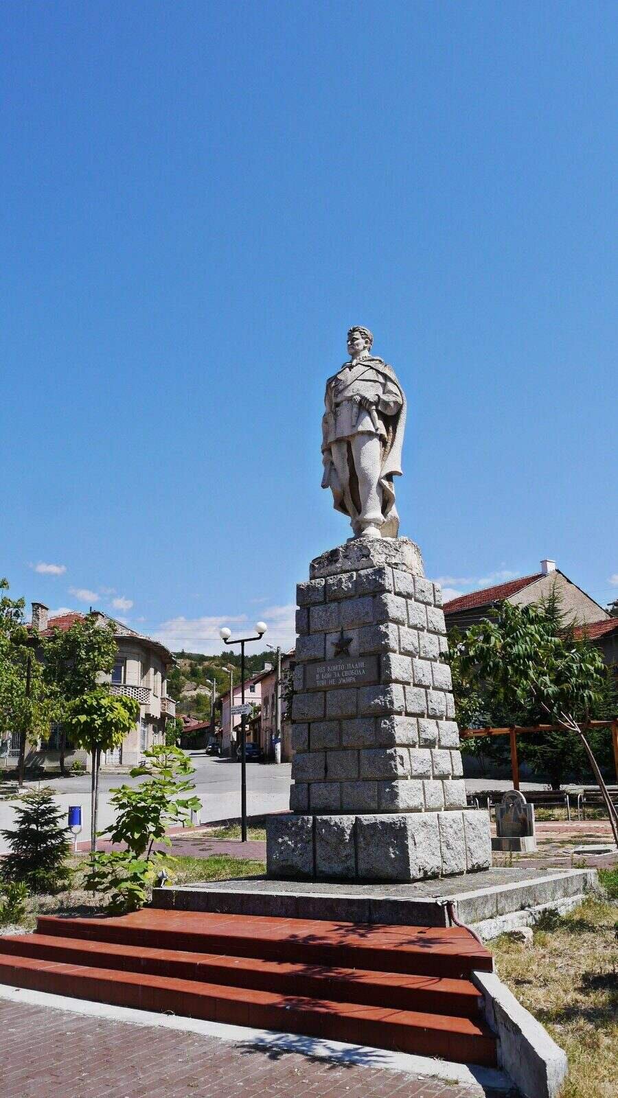 Паметник на загиналите партизани - с.Стоб