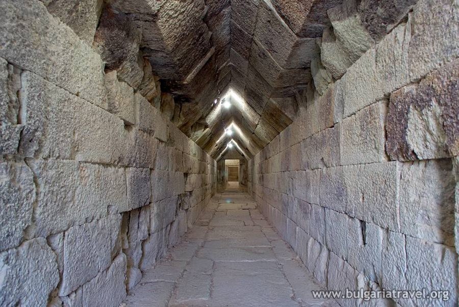 Тракийска куполна гробница – Мезек