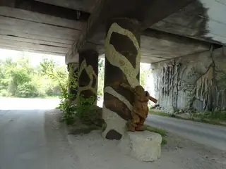 Подлез със скулптури - с.Карлуково