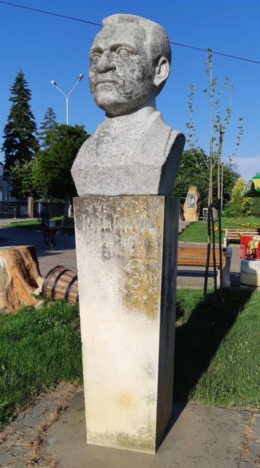 Паметникът на Трифон Саралиев - Килифарево