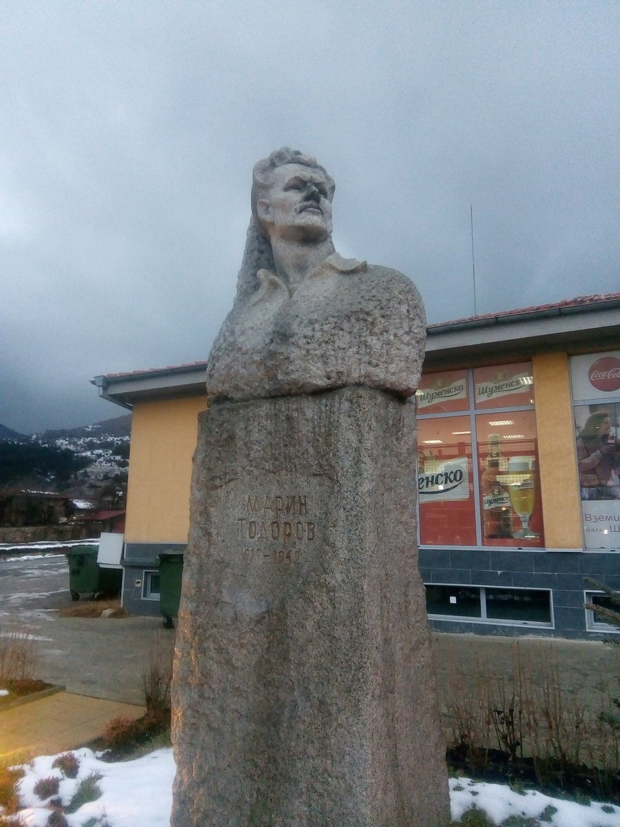 Паметник на Марин Тодоров - с. Челопеч